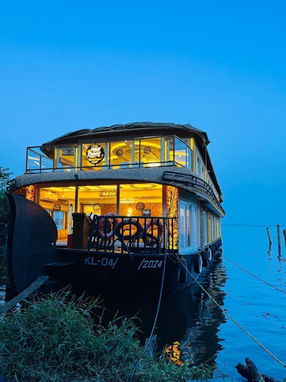 The Royal Queen Roxxlana houseboat
